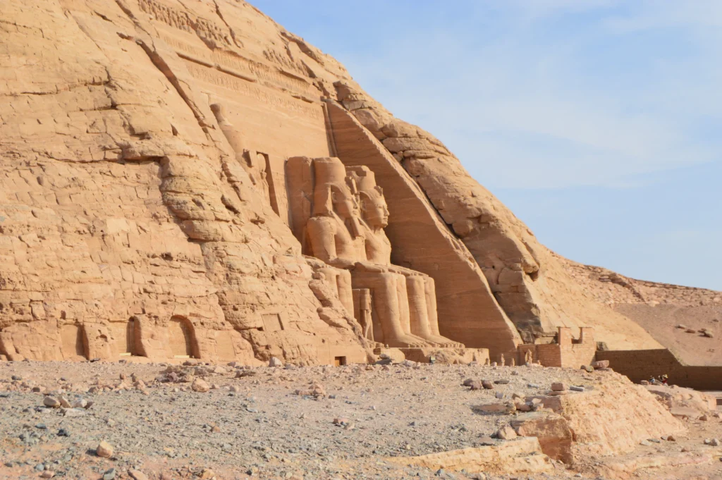Templo de Abu Simbel en Egipto al amanecer con turistas en una excursión organizada