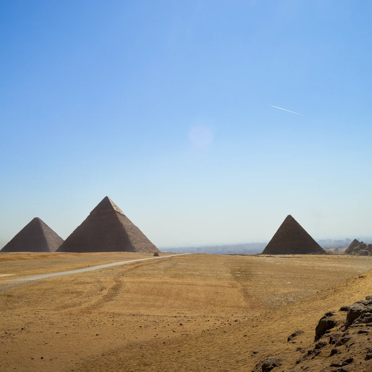 Pirámides de Giza en Egipto con grupo de turistas en viaje organizado, ejemplo de planificación de viaje a Egipto