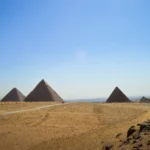 Pirámides de Giza en Egipto con grupo de turistas en viaje organizado, ejemplo de planificación de viaje a Egipto