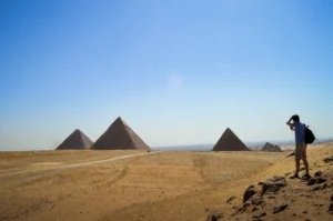 Pirámides de Giza en Egipto con grupo de turistas en viaje organizado, ejemplo de planificación de viaje a Egipto